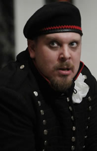 Benjamin Curns in uniform as Richard III