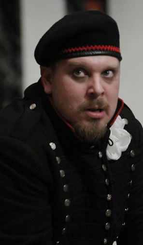 Benjamin Curns in uniform as Richard III